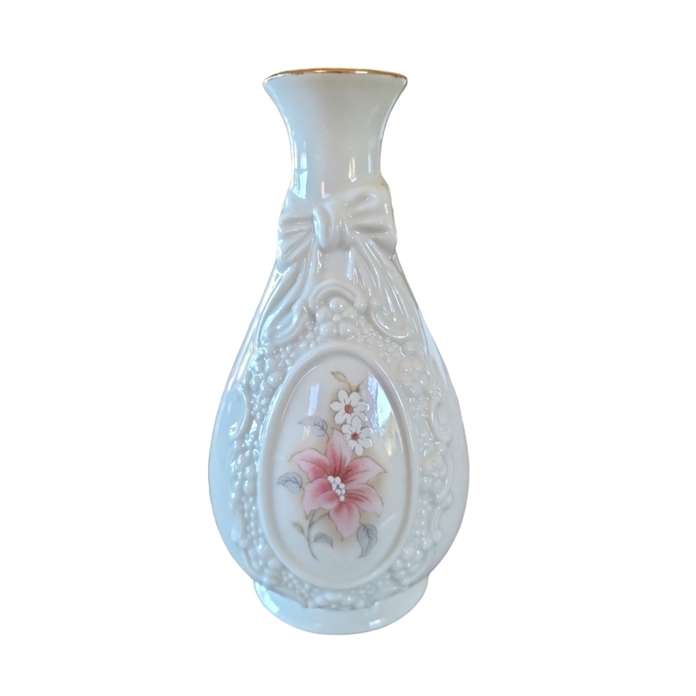 Vintage Royal Heritage Collection "The Cameo Ribbon Vase"